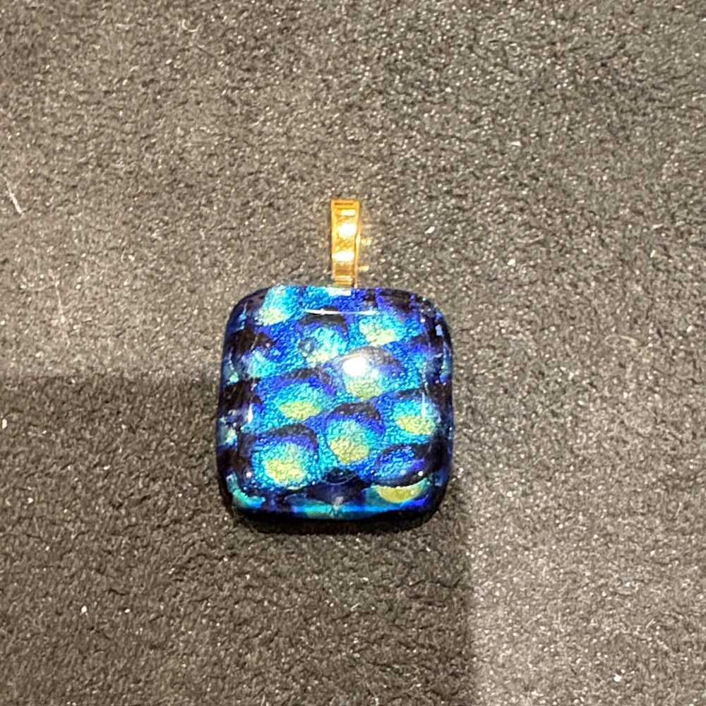 Elegant Blue and Gold Pendant Necklace
